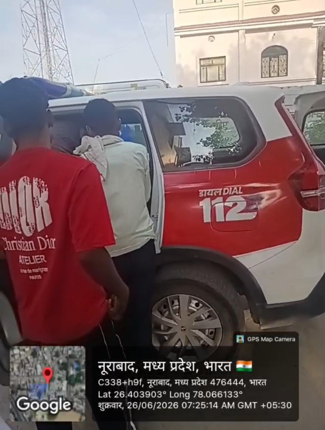 मुरैना के थाना बामौर क्षेत्र में सड़क दुर्घटना में घायल हुए 03 युवकों को, डायल-112 जवानों ने पहुँचाया अस्पताल।